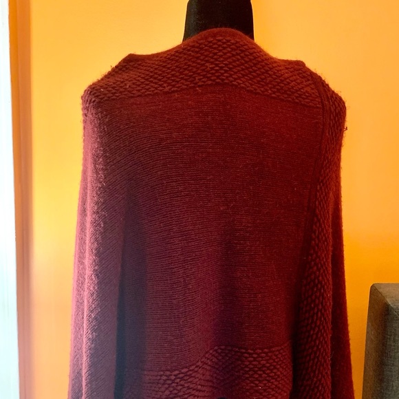 Style 101 woman’s burgundy shawl - Picture 2 of 3